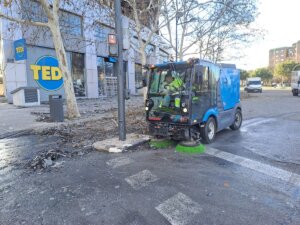 Servicios de limpieza despejando la zona del edificio de Campanar